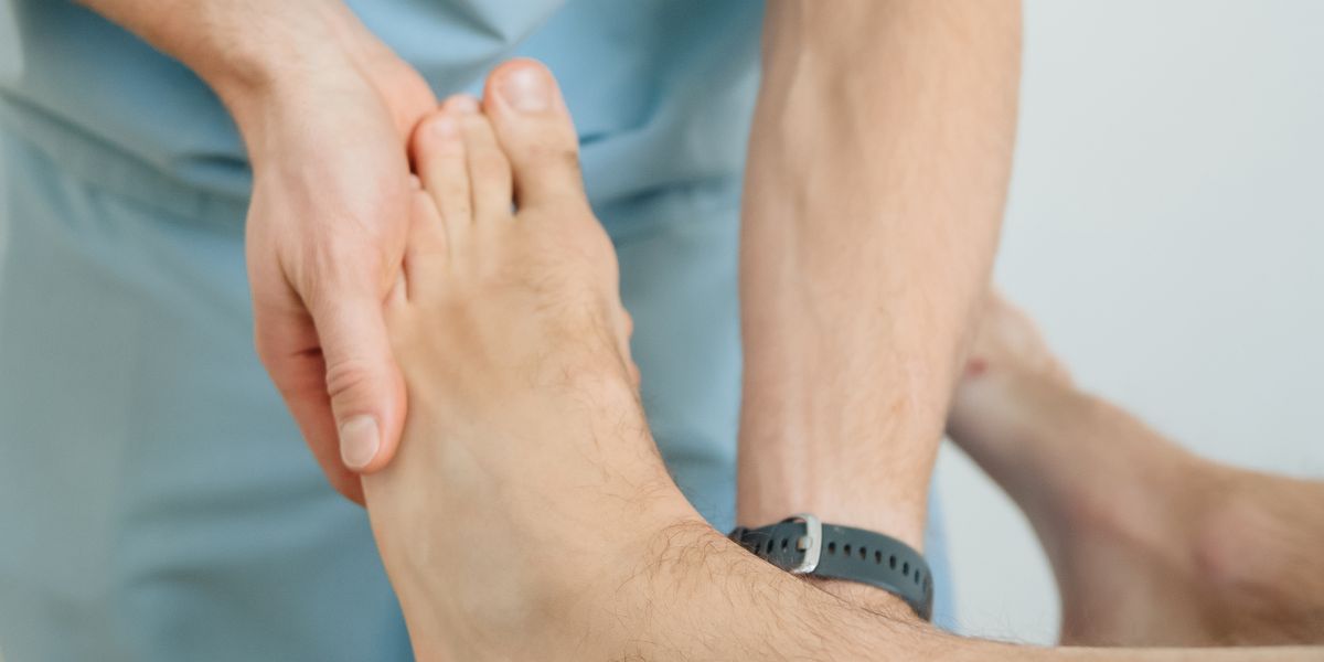 Fußschmerzen in den Wechseljahren: Warum morgens die Ferse brennt (und was wirklich hilft)